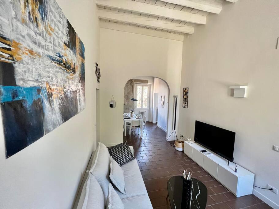 Apartment Near The Station Luxury House With Mural