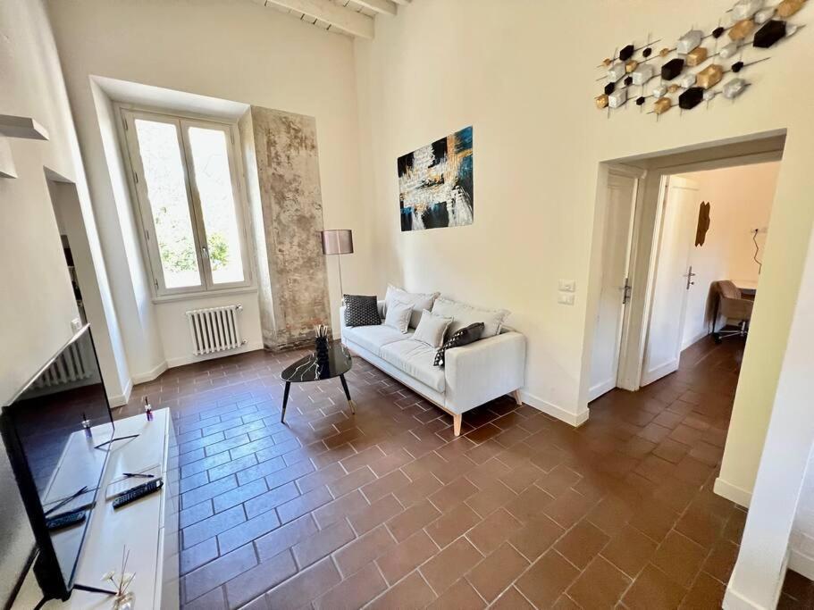 Apartment Near The Station Luxury House With Mural *